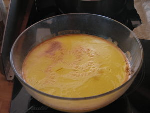 Crème caramel à la lavande à la sortie du four